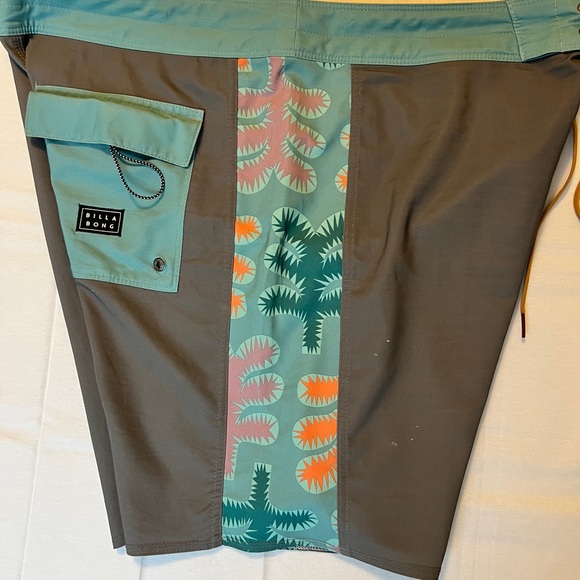 Billabong Men's Gray Swim Shorts with Patterned Sides - Picture 6 of 7